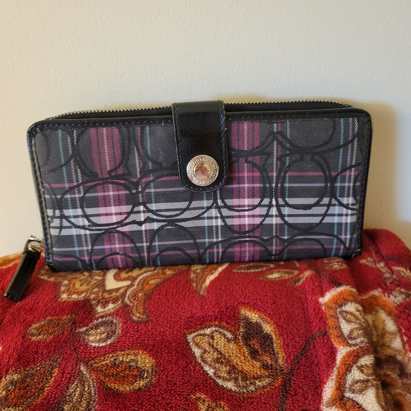 Coach poppy wallet tartan plaid zip around in maroon and black. - Picture 1 of 4